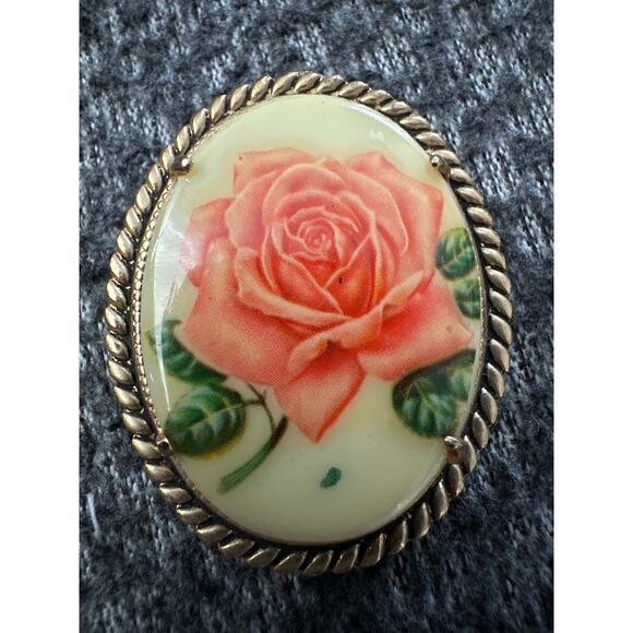 VINTAGE Brooch Porcelain Pink Red Rose With Brass Trim. - Picture 3 of 3